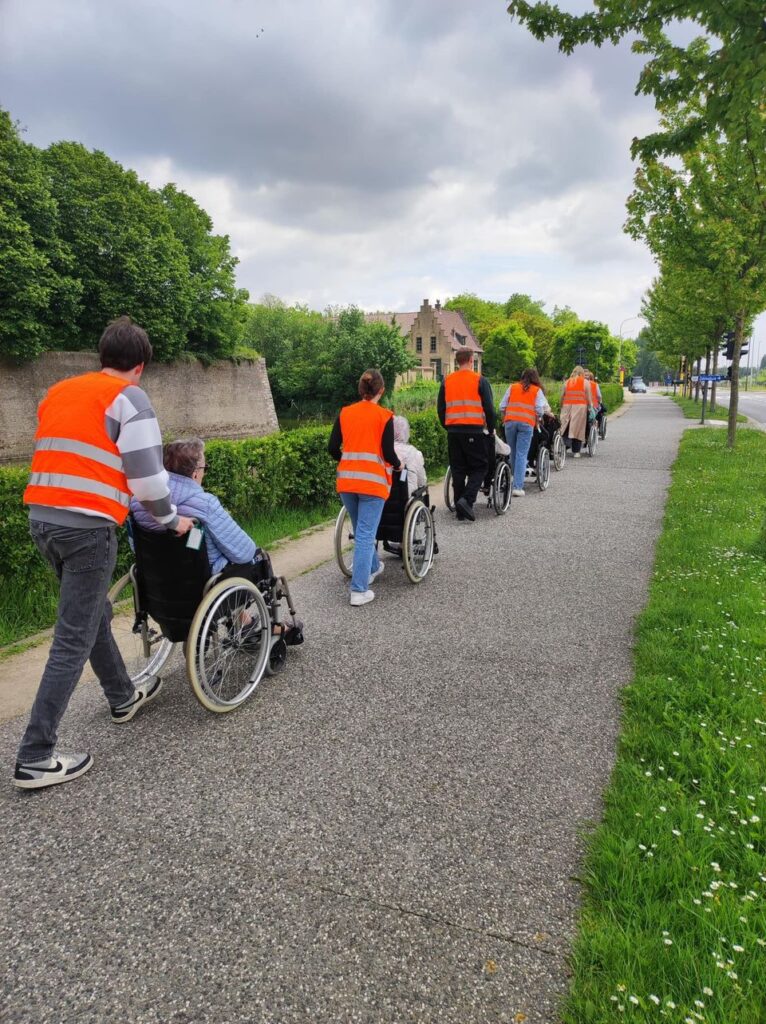 6VZ ging op wandeling met de bewoners van wzc Zonnelied als bedanking voor het (...