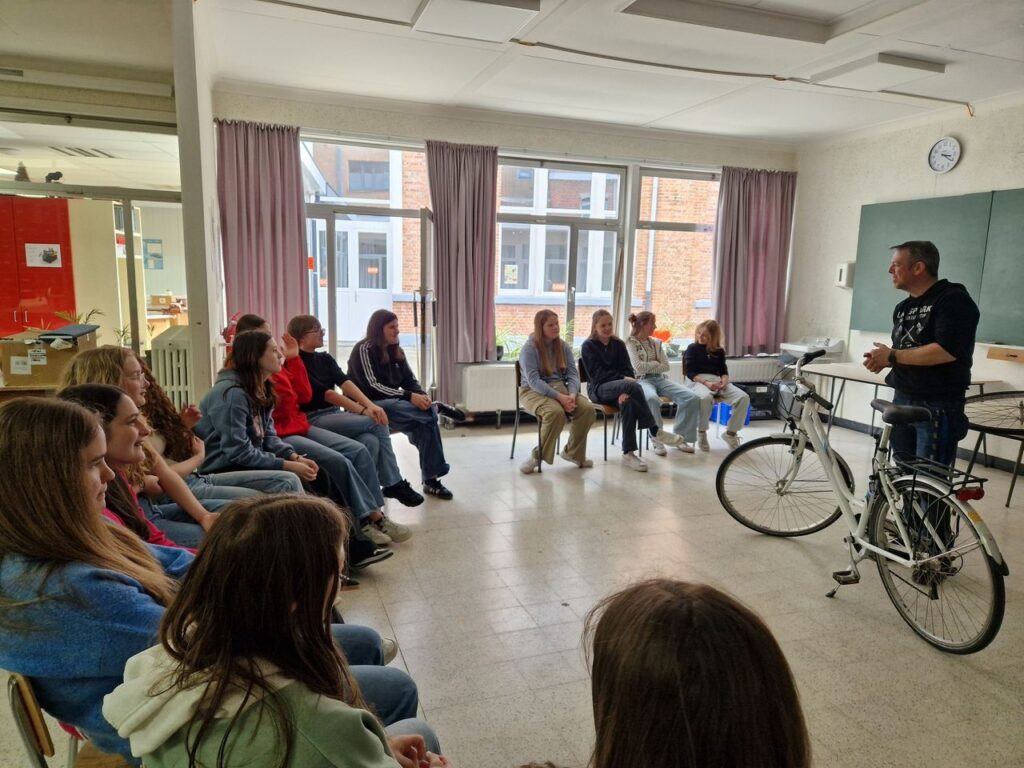 De leerlingen van 2B kregen in de lessen techniek uitleg over de fiets van Henni...