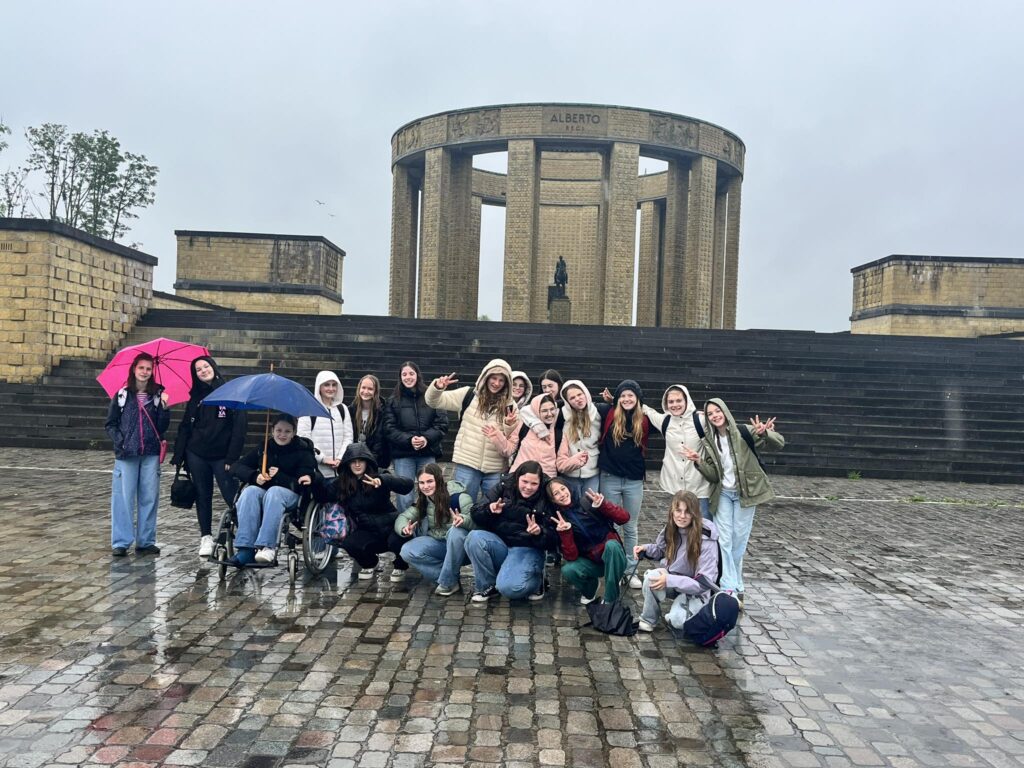 Met deze foto’s blikken we terug op de  spetterende  studiereis van 1A, letterli...